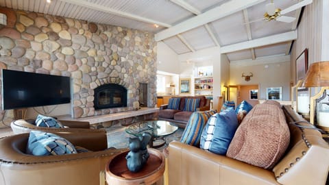 Living Room, Indoors, Room, Furniture, Couch
