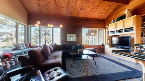 Furniture, Living Room, Room, Indoors, Couch