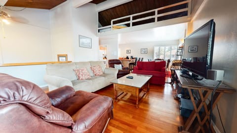 Flooring, Couch, Furniture, Indoors, Living Room