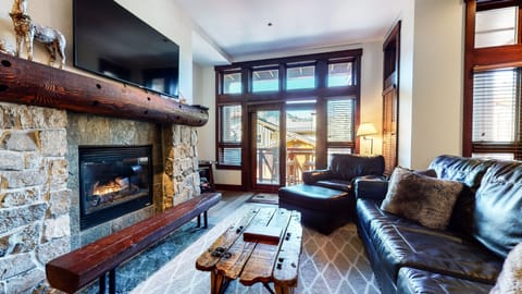 Couch, Furniture, Living Room, Indoors, Room