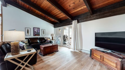 Flooring, Hardwood, Floor, Living Room, Indoors