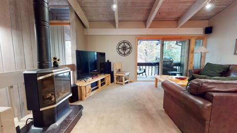 Flooring, Indoors, Room, Living Room, Screen