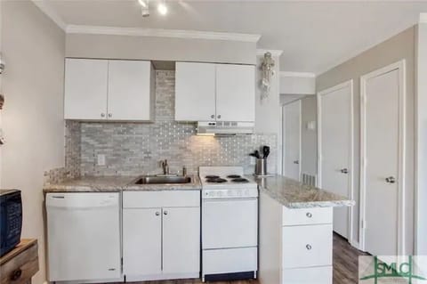 Another view of the full kitchen