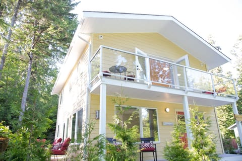 Tofino Hummingbird Cottage