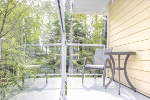 Tofino Hummingbird Cottage balcony