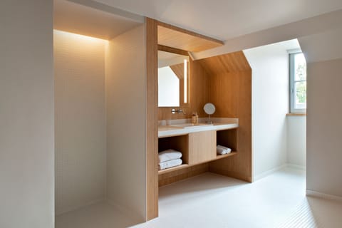 Junior Room | Bathroom | Free toiletries, hair dryer, bathrobes, slippers