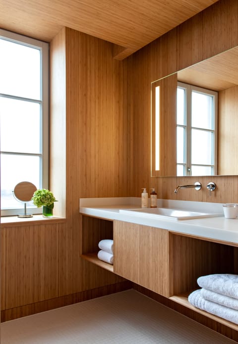 Basic Suite | Bathroom | Free toiletries, hair dryer, bathrobes, slippers