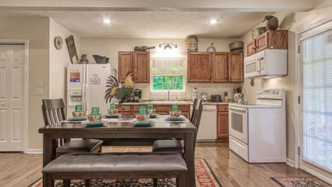 The Farmhouse's kitchen and dining area