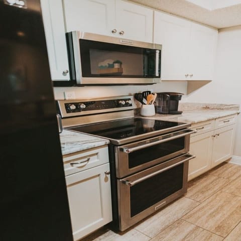 Kitchen has granite countertops and upgraded appliances and is fully stocked.