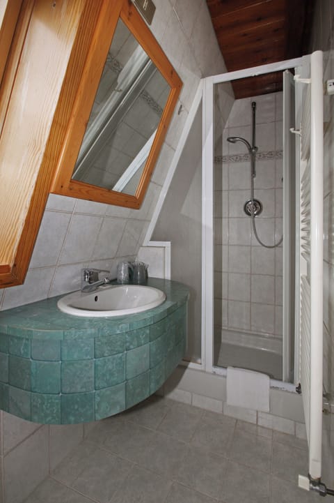 Classic Quadruple Room (4 PAX) | Bathroom | Shower, rainfall showerhead, hair dryer, bidet