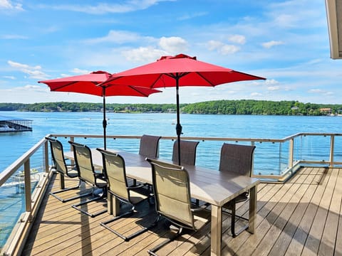 Dine outdoors with sweeping lake views and fresh Ozarks air.