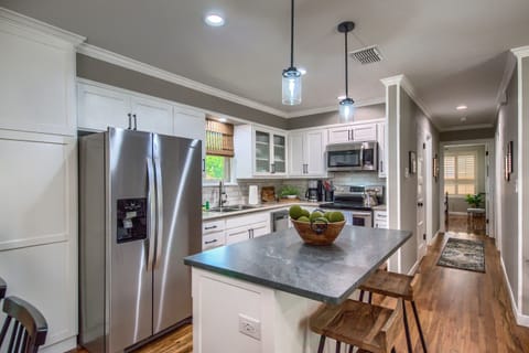 House, 3 Bedrooms | Private kitchen | Fridge, microwave, oven, stovetop