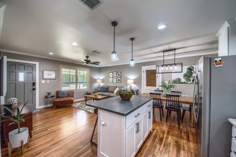 House, 3 Bedrooms | Private kitchen | Fridge, microwave, oven, stovetop