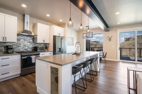 Townhome, 4 Bedrooms | Private kitchen | Fridge, oven, coffee/tea maker, toaster