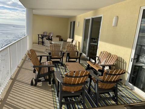 Spacious balcony to accommodate large groups