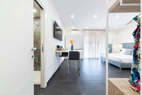 Standard Studio | Minibar, individually decorated, desk, laptop workspace