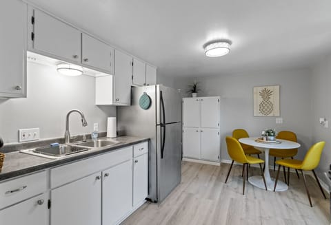 Full Size Refrigerator, Dining for 4