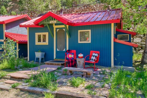 Small, cozy, and full of charm. The Bunkhouse is your riverside nook. Bright mornings, coffee out front, and a quiet place to unwind after a day outside.