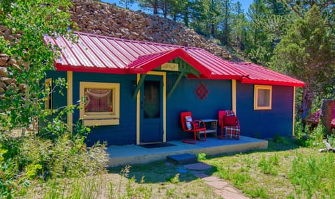 Room to stretch, with vintage charm and a quiet mountain feel. Miller Rock is made for slow mornings, shared meals, and evenings on the porch with the pines all around.