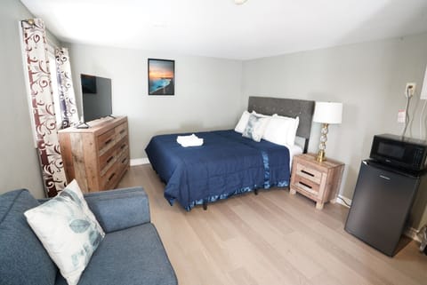 Economy Room, 1 King Bed | Bathroom sink