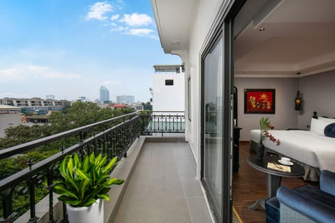 Executive Double Room, 1 King Bed, City View | Minibar, in-room safe, desk, soundproofing