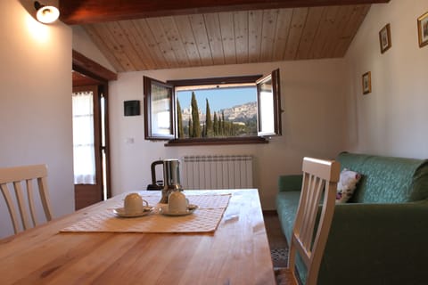 Deluxe Apartment | Living room | 32-inch flat-screen TV with digital channels, TV