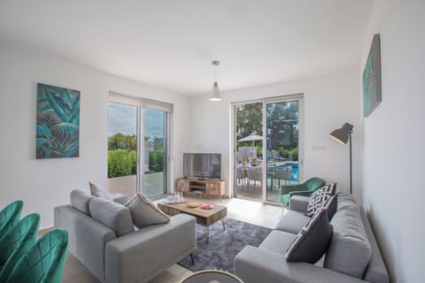 Villa, 4 Bedrooms, Smoking, Private Pool | Living area