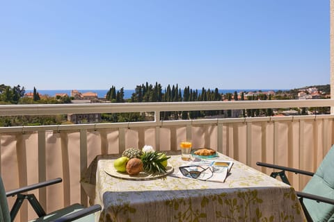 Apartment (3 Bedrooms) | Balcony