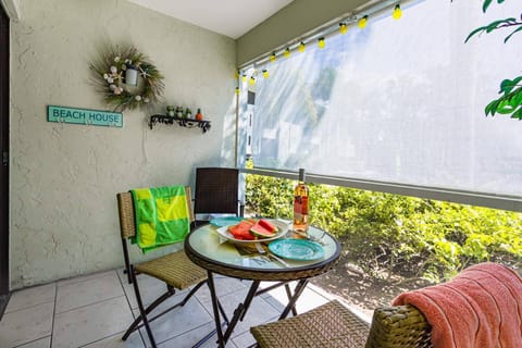 Pineapple Cove has a screened lanai so you can enjoy a bit of fruit & wine in the fresh air.