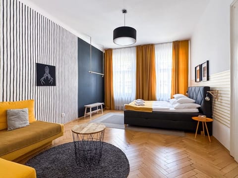 Bedroom with king-size bed (180x200cm)