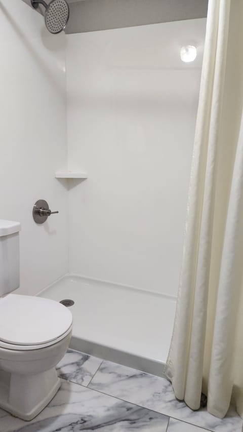 Combined shower/tub, free toiletries, hair dryer, towels