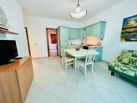 Apartment, 3 Bedrooms | Dining room