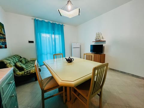 Apartment, 3 Bedrooms | Dining room