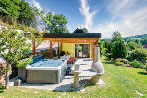 Family Chalet, Multiple Bedrooms, Mountainside (Ladybug House With Whirlpool) | Outdoor dining