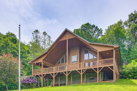 Burnsville Vacation Rental | 4BR | 4.5BA | 2 Steps to Enter | 3,200 Sq Ft