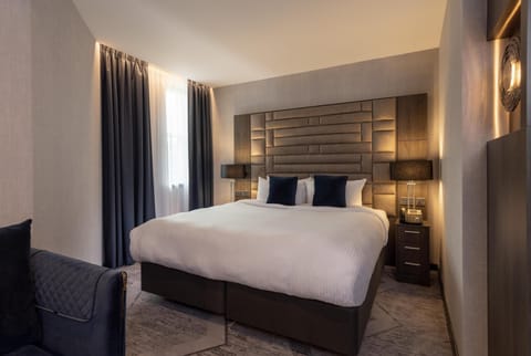 Family Room, 1 Queen Bed with Sofa bed | Egyptian cotton sheets, premium bedding, down comforters, minibar