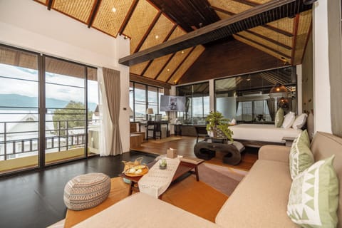 Grand Oriental Suite | Premium bedding, in-room safe, desk, laptop workspace