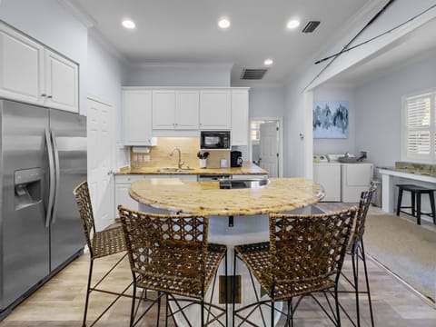 House, 6 Bedrooms | Private kitchen | Fridge, oven, coffee/tea maker, toaster