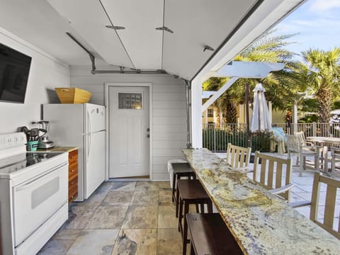 House, 6 Bedrooms | Private kitchen | Fridge, oven, coffee/tea maker, toaster