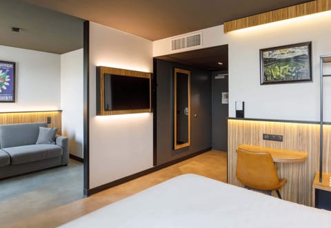 Triple Room, Mobility Accessible, Non Smoking | Desk, iron/ironing board, free WiFi, bed sheets