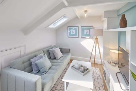 Cooks Cabin, Whitby - Host & Stay