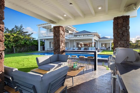 hale_bradley_pool4_bbq_area