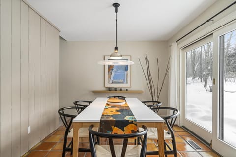 Dining Room (Seats 6)