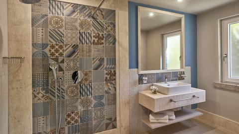 Shower, free toiletries, hair dryer, bidet