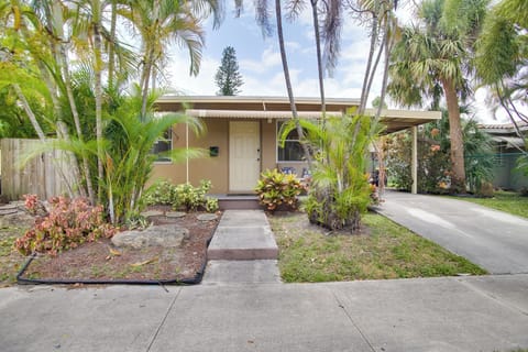 Dania Beach Vacation Rental | 2BR | 2BA | 760 Sq Ft | Stairs Required