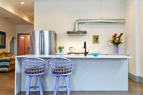 Modern, fully equipped kitchen with stylish seating and vibrant touches 🍽️✨ Perfect for cooking, gathering, and enjoying your stay in a bright, open space. #StylishKitchen #GroupFriendly #TopRatedStay