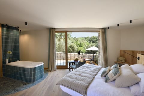 Junior Room, Non Smoking, Private Pool | Bathroom | Separate tub and shower, deep soaking tub, rainfall showerhead