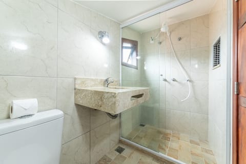 Basic Twin Room | Minibar, free WiFi, bed sheets