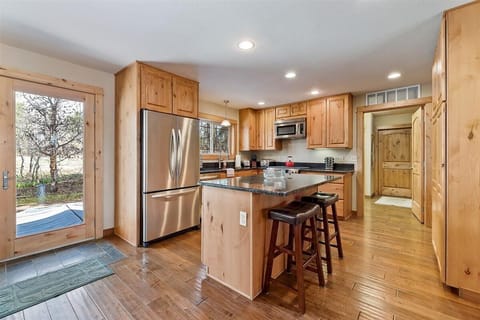 Roomy clean fully stocked(utensils) Kitchen