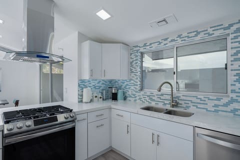 Coffee machine and electric kettle 